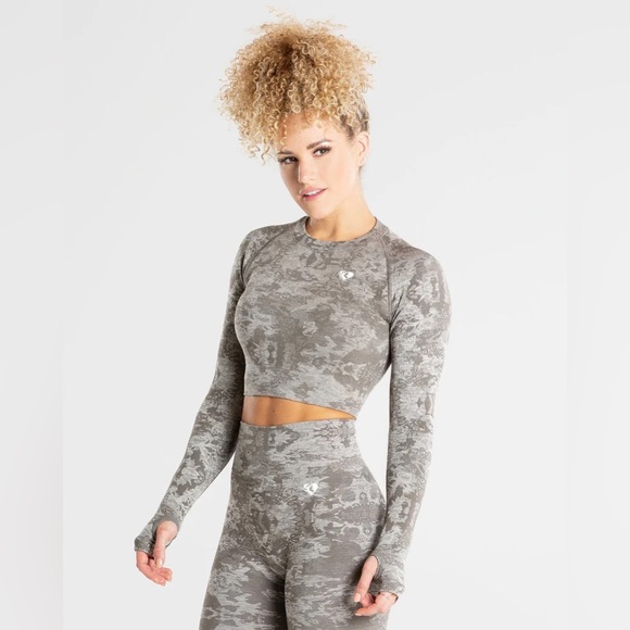 Women’s Best Tops - Womens Best CAMO SEAMLESS LONG SLEEVE CROP TOP - Color Green